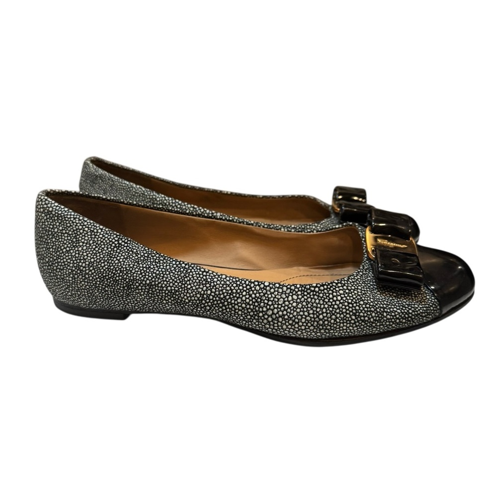 Salvatore Ferragamo Vara Bow Flats 7B – Stingray-Print Leather & Patent Cap Toe - Picture 2 of 16